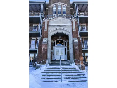 Keuken; keukenapparatuur, houten vloer, natuurlijk licht, moderne stijl