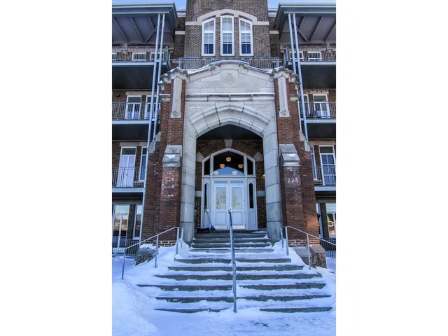 Keuken; keukenapparatuur, houten vloer, natuurlijk licht, moderne stijl