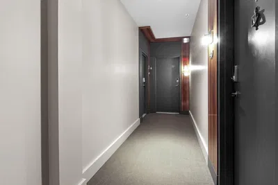 Keuken; keukenapparatuur, houten vloer, natuurlijk licht, moderne stijl