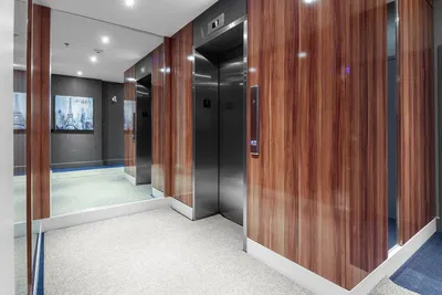 Keuken; keukenapparatuur, houten vloer, natuurlijk licht, moderne stijl