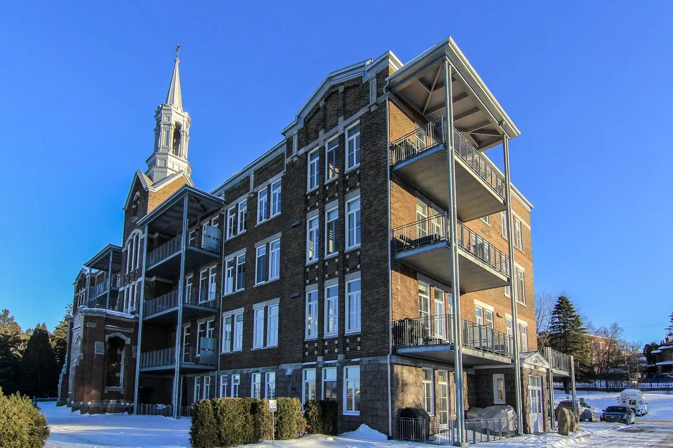 Keuken; keukenapparatuur, houten vloer, natuurlijk licht, moderne stijl