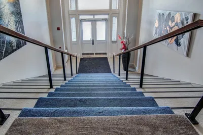 Keuken; keukenapparatuur, houten vloer, natuurlijk licht, moderne stijl