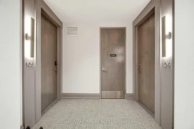 Keuken; keukenapparatuur, houten vloer, natuurlijk licht, moderne stijl