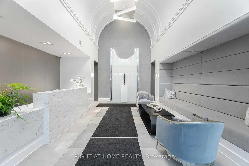 Keuken; keukenapparatuur, tegelvloer, natuurlijk licht, moderne stijl