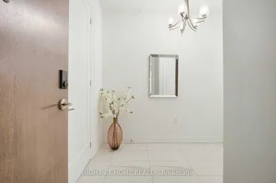 Keuken; keukenapparatuur, houten vloer, natuurlijk licht, moderne stijl