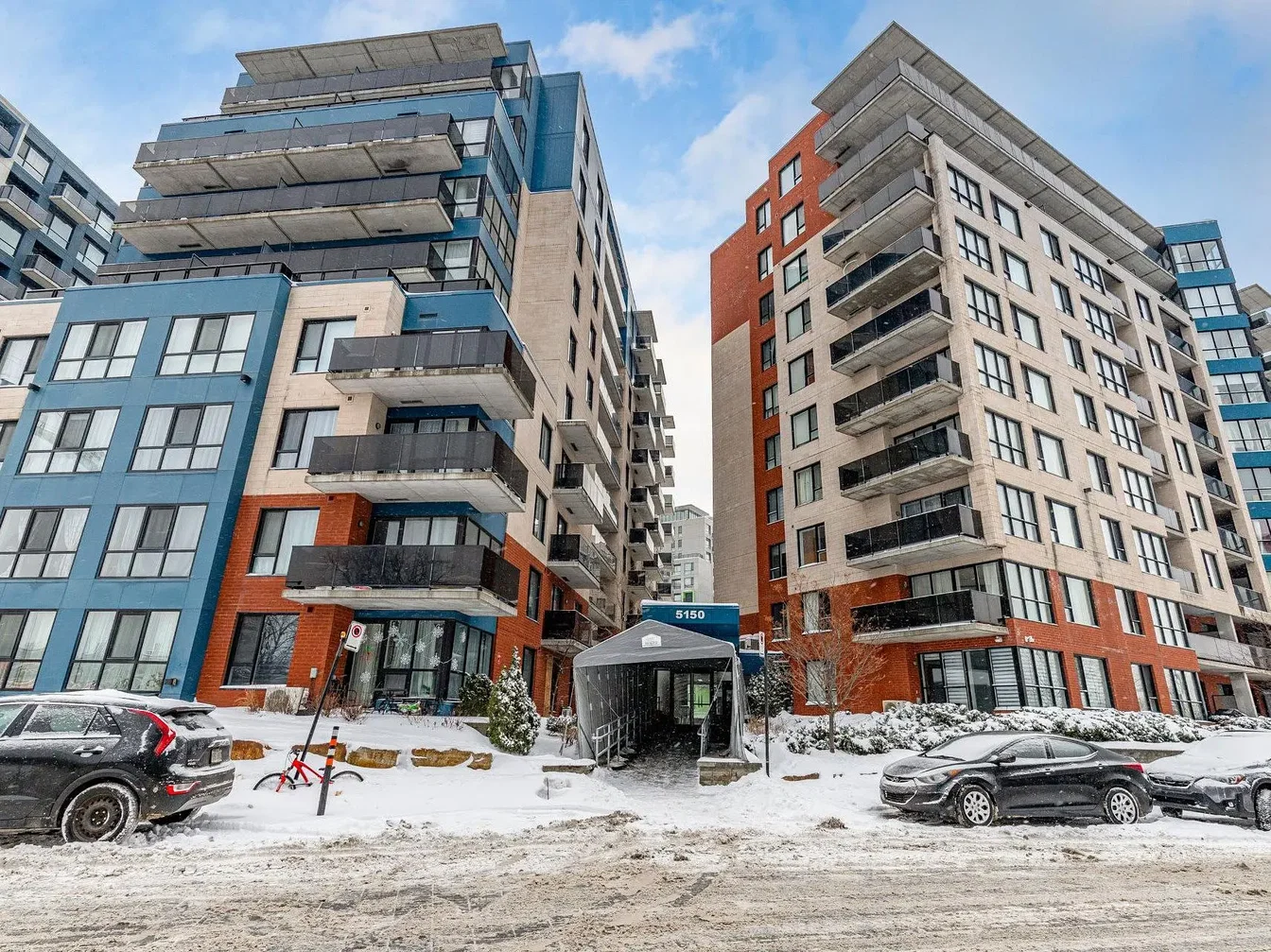 Kuhinja; kuhinjski aparati, drveni pod, prirodno svjetlo, moderni stil