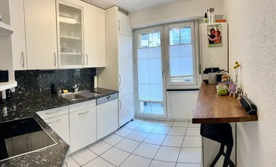 Mutfak; mutfak aletleri, ahşap zemin, doğal ışık, modern stil