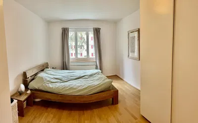 Keuken; keukenapparatuur, houten vloer, natuurlijk licht, moderne stijl