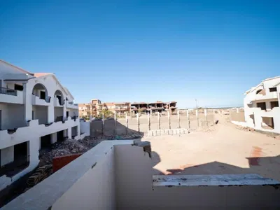 Mutfak; mutfak aletleri, ahşap zemin, doğal ışık, modern stil