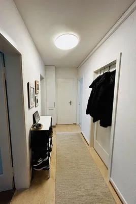 Keuken; keukenapparatuur, houten vloer, natuurlijk licht, moderne stijl