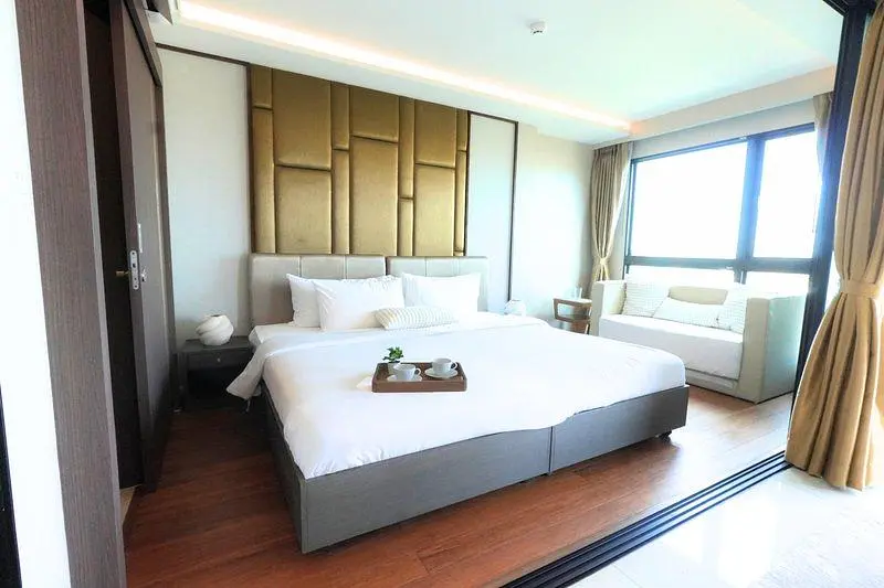 Κουζίνα; συσκευές κουζίνας, ξύλινο πάτωμα, φυσικό φως, μοντέρνο στυλ