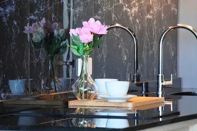 Κουζίνα; συσκευές κουζίνας, ξύλινο πάτωμα, φυσικό φως, μοντέρνο στυλ