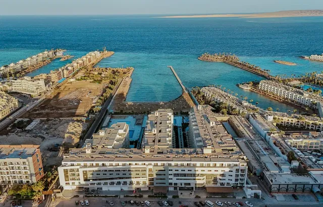 Mutfak; mutfak aletleri, ahşap zemin, doğal ışık, modern stil