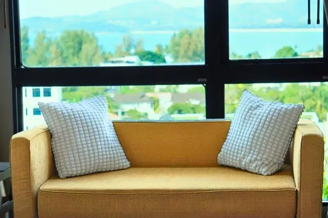 Keuken; keukenapparatuur, houten vloer, natuurlijk licht, moderne stijl