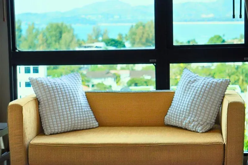 Кухиња; кухињски апарати, дрвени под, природно светло, модерни стил
