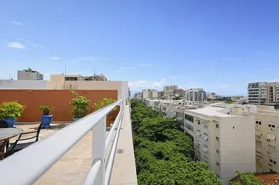 Mutfak; mutfak aletleri, ahşap zemin, doğal ışık, modern stil