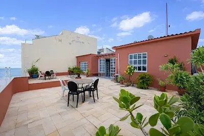 Kuhinja; kuhinjski aparati, drveni pod, prirodno svjetlo, moderni stil