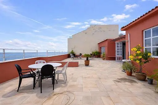 Mutfak; mutfak aletleri, ahşap zemin, doğal ışık, modern stil