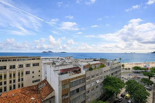 Kuhinja; kuhinjski aparati, drveni pod, prirodno svjetlo, moderni stil