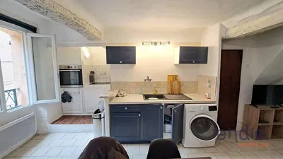 Κουζίνα; συσκευές κουζίνας, ξύλινο πάτωμα, φυσικό φως, μοντέρνο στυλ