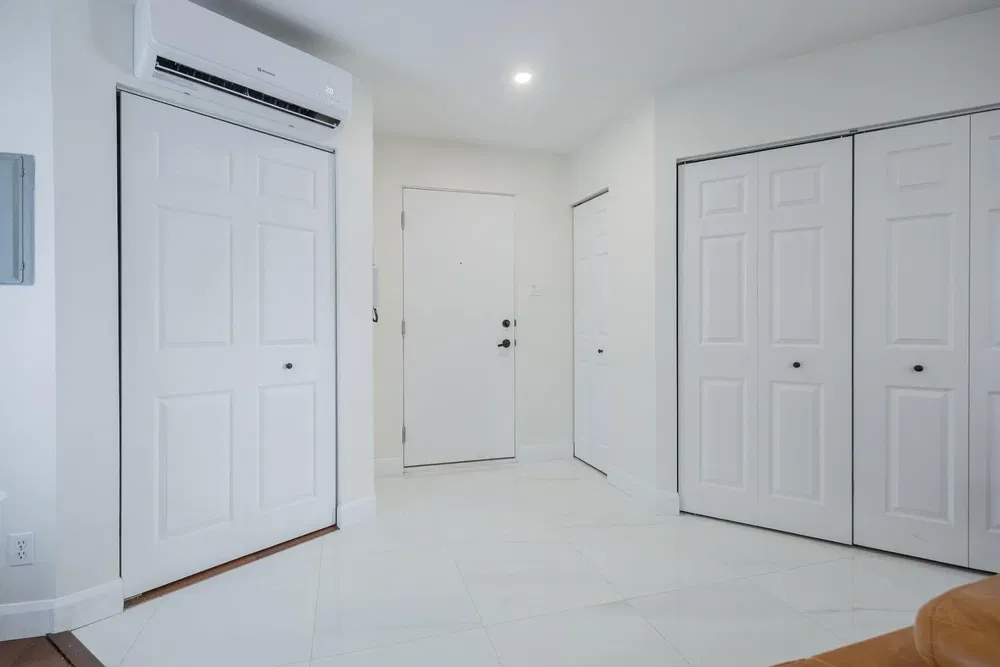 Küche; küchengeräte, fliesenboden, tageslicht, moderner stil