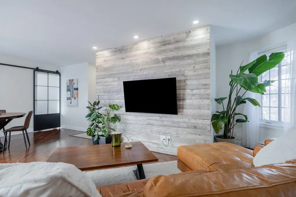 Küche; küchengeräte, holzboden, tageslicht, moderner stil