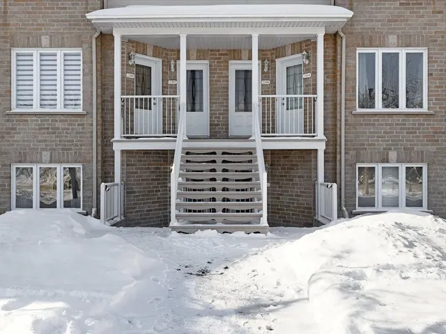 Keuken; keukenapparatuur, houten vloer, natuurlijk licht, moderne stijl