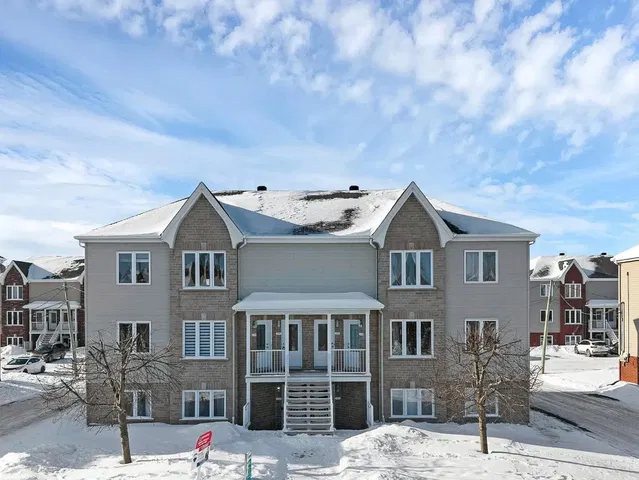 Keuken; keukenapparatuur, houten vloer, natuurlijk licht, moderne stijl
