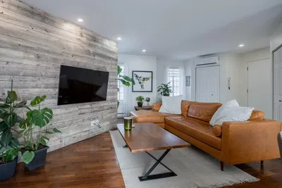 Küche; küchengeräte, holzboden, tageslicht, moderner stil