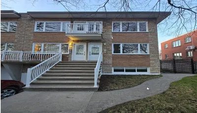 Mutfak; mutfak aletleri, ahşap zemin, doğal ışık, modern stil