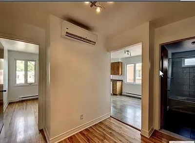 Oturma odası; ahşap zemin, doğal ışık, modern stil