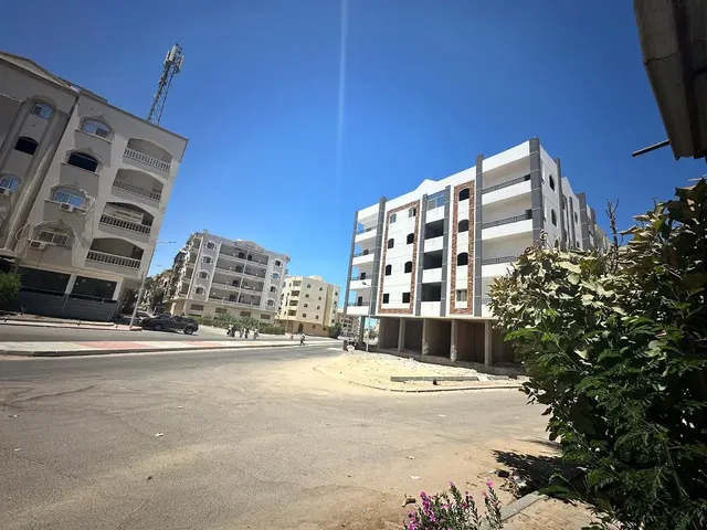 Mutfak; mutfak aletleri, ahşap zemin, doğal ışık, modern stil