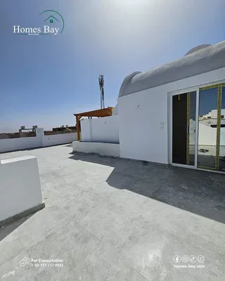 Keuken; keukenapparatuur, houten vloer, natuurlijk licht, moderne stijl