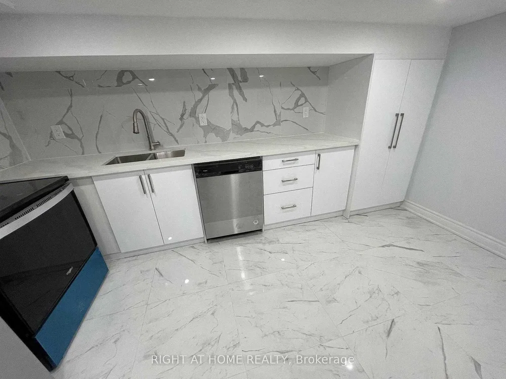 Keuken; keukenapparatuur, houten vloer, natuurlijk licht, moderne stijl