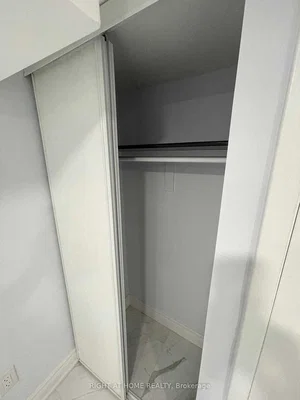 Woonkamer; houten vloer, natuurlijk licht, moderne stijl