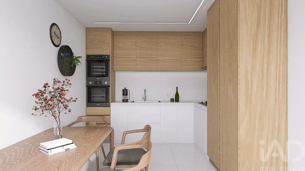 Kuchyně; kuchyňské spotřebiče, dřevěná podlaha, přirozené světlo, moderní styl