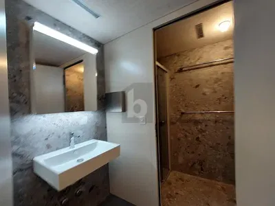 Κουζίνα; συσκευές κουζίνας, ξύλινο πάτωμα, φυσικό φως, μοντέρνο στυλ