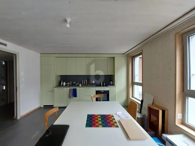 Kuhinja; kuhinjski aparati, drveni pod, prirodno svjetlo, moderni stil