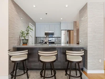 Kuhinja; kuhinjski aparati, drveni pod, prirodno svjetlo, moderni stil