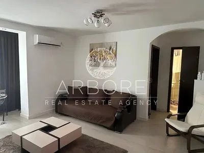 Mutfak; mutfak aletleri, ahşap zemin, doğal ışık, modern stil