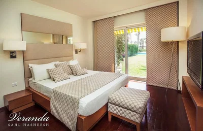 Kuchyně; kuchyňské spotřebiče, dřevěná podlaha, přirozené světlo, moderní styl