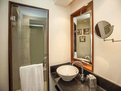 Kuchyně; kuchyňské spotřebiče, dřevěná podlaha, přirozené světlo, moderní styl