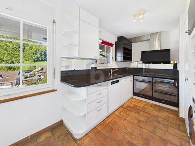 Küche; küchengeräte, holzboden, tageslicht, moderner stil