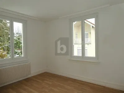 Mutfak; mutfak aletleri, ahşap zemin, doğal ışık, modern stil