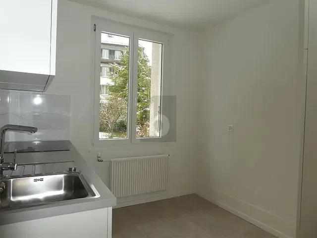 Кухиња; кухињски апарати, дрвени под, природно светло, модерни стил