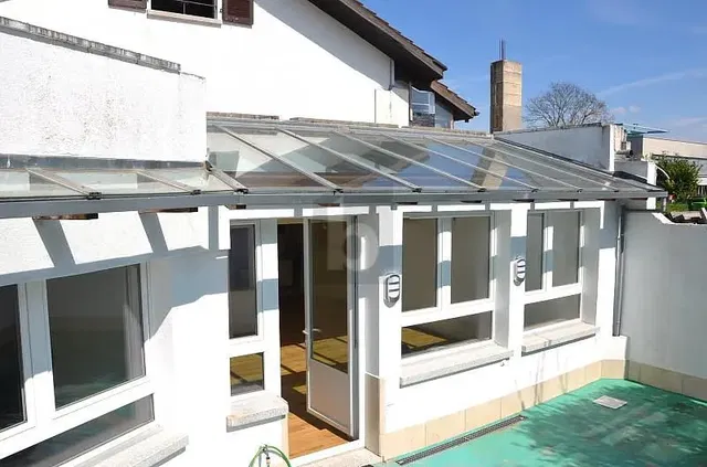 Кухиња; кухињски апарати, дрвени под, природно светло, модерни стил