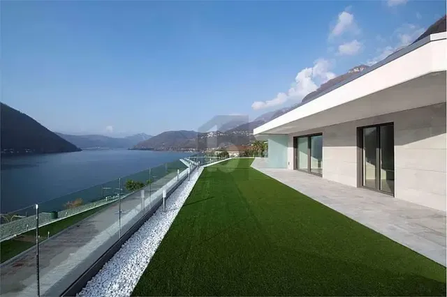 Кухиња; кухињски апарати, дрвени под, природно светло, модерни стил