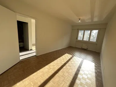 Mutfak; mutfak aletleri, ahşap zemin, doğal ışık, modern stil