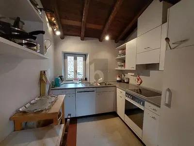 Kuchyňa; kuchynské spotrebiče, drevená podlaha, prirodzené svetlo, moderný štýl