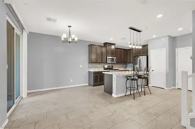 Kuchyňa; kuchynské spotrebiče, drevená podlaha, prirodzené svetlo, moderný štýl